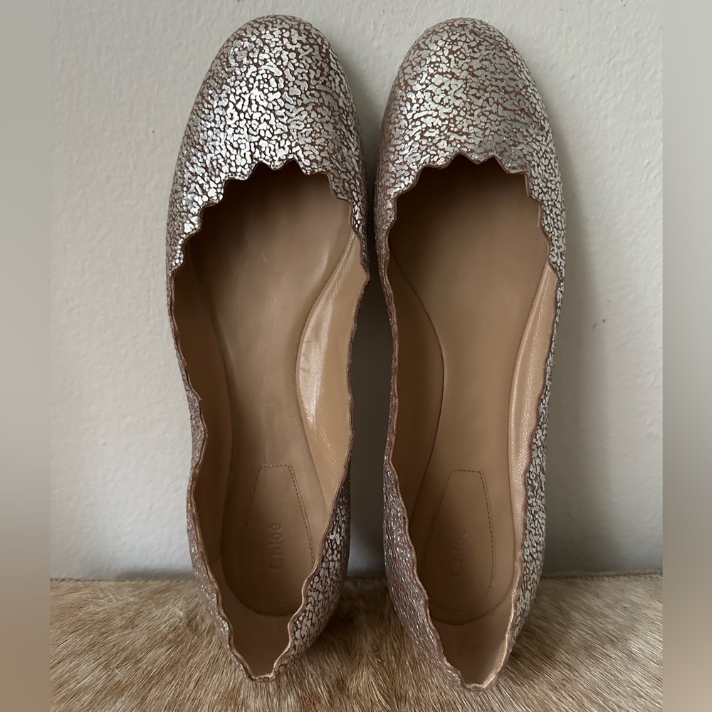 Chloe “Lauren” Scalloped Metallic Cracked-Foil Leather Ballerina Flats | Size 40